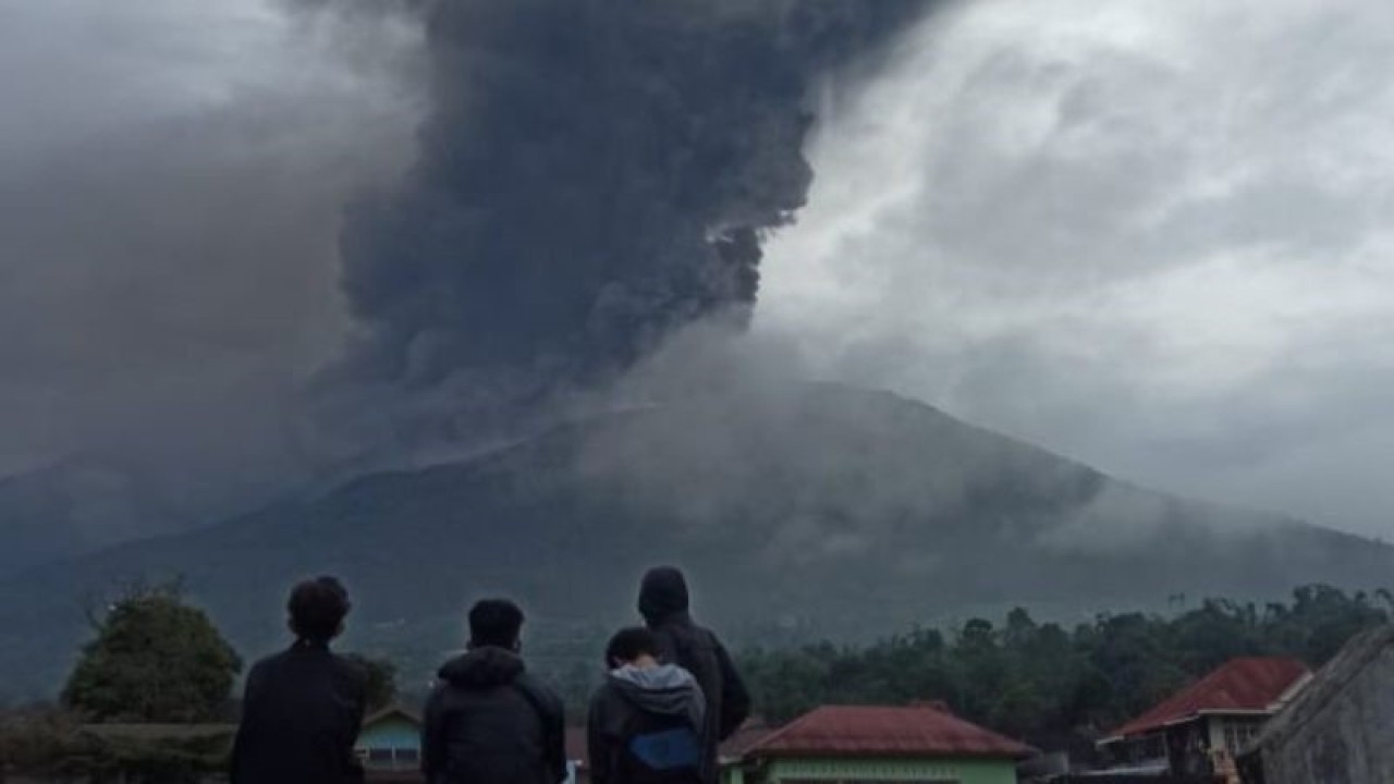 Warga melihat gunung merapi yang sedang erupsi.Antara/Iggoy