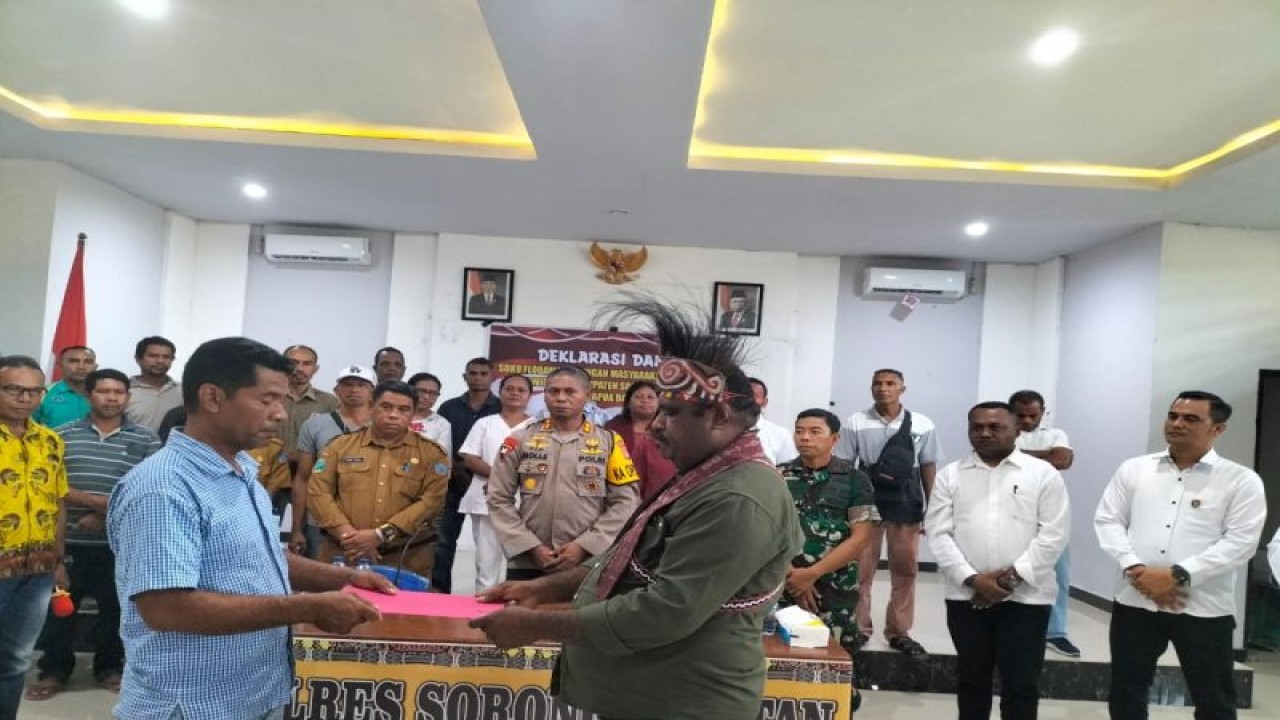 Ketua IKF Sorong Selatan Fransiskus Weli Tanus bersama Wakil Ketua I DAP Wilayah III Domberai George Ronald Konjol saat kegiatan deklarasi damai menyikapi kasus persekusi terhadap mahasiswa Papua di Kupang. (ANTARA/HO-Paulus Pulo)