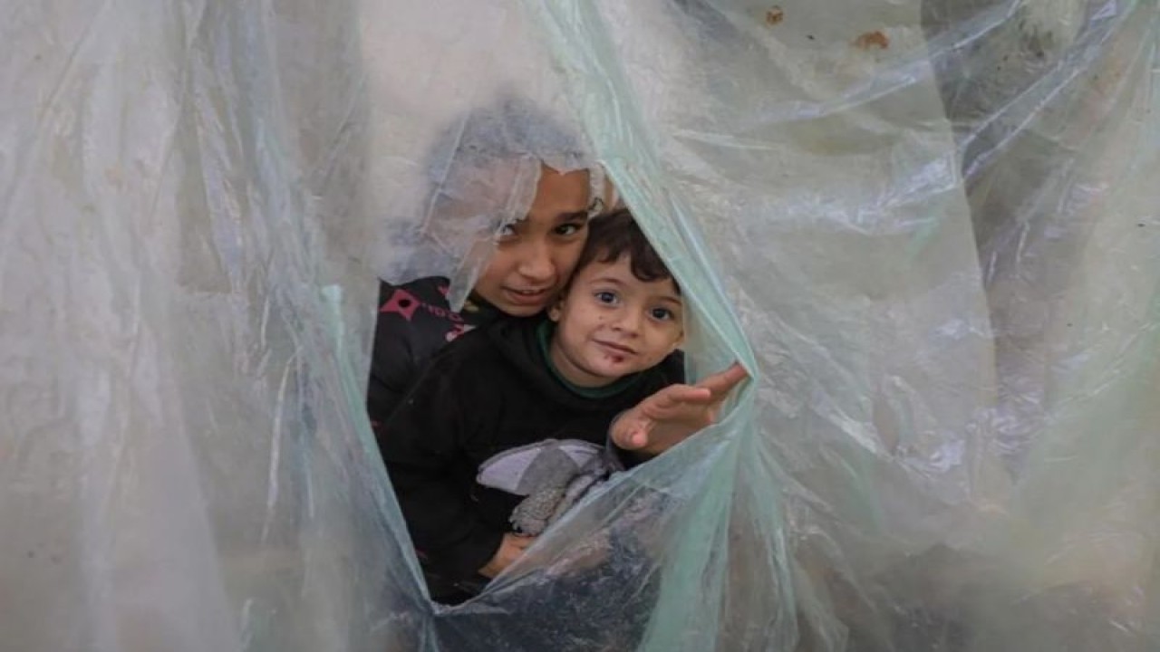 Warga Palestina di tempat penampungan sementara di Kota Khan Younis di Jalur Gaza Selatan, Rabu (13/12/2023). ANTARA/Xinhua/Rizek Abdeljawad.