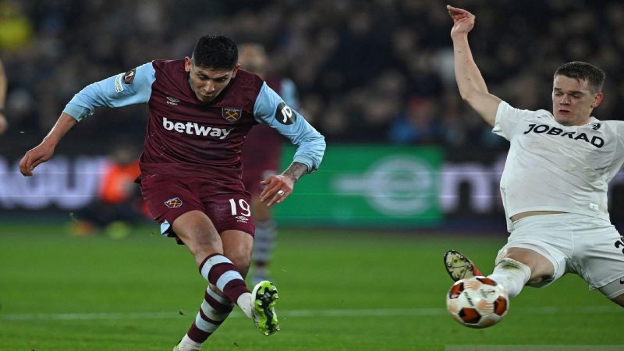 Gelandang West Ham United Edson Alvarez (kiri) melepaskan tembakan pada pertandingan Grup A Liga Europa melawan Freiburg, yang dimainkan di Stadon London, Kamis (14/12/2023). (ANTARA/AFP/Ben Stansall)