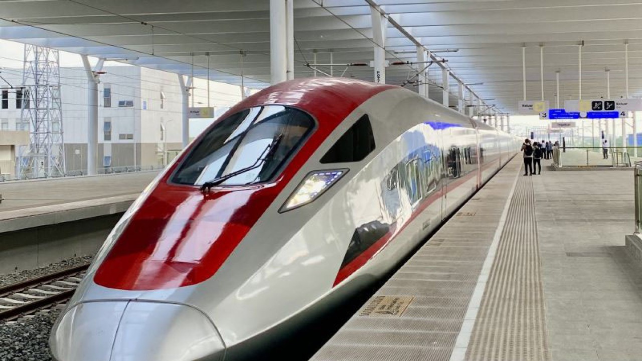 Rangkaian Kereta Cepat Whoosh di Stasiun Tegalluar, Kabupaten Bandung, Jawa Barat, Rabu (29/11/2023). (ANTARA/Rubby Jovan)