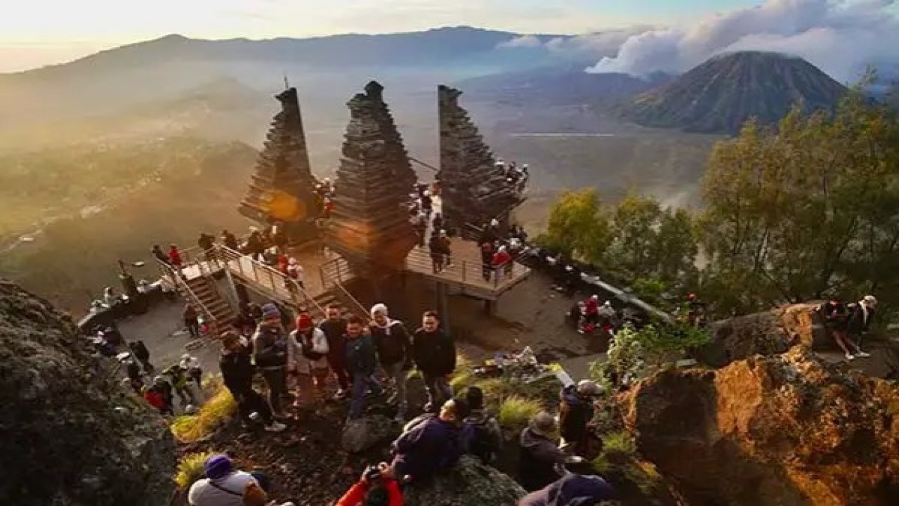 Sejumlah wisatawan berfoto dengan gawainya saat mengunjungi Puncak Seruni Point di Probolinggo, Jawa Timur, Minggu (3/12/2023). ANTARA FOTO/Irfan Sumanjaya/rwa.