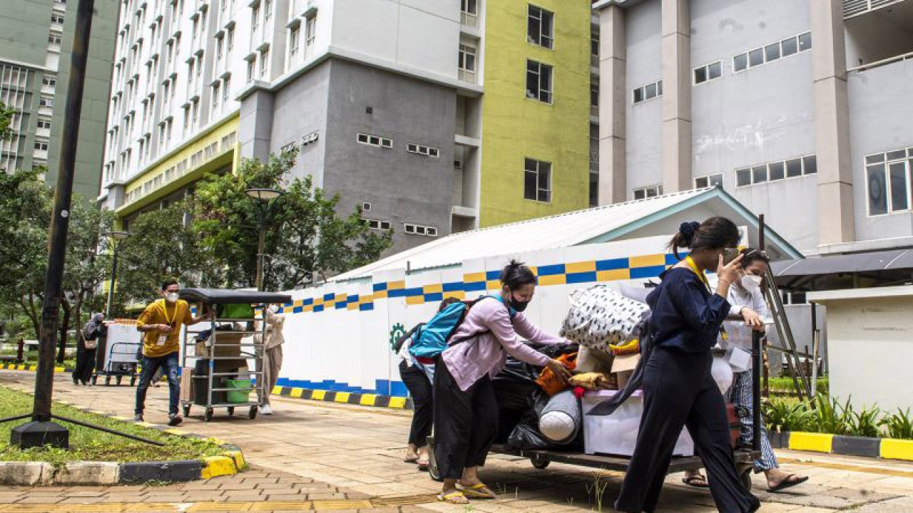 Petugas kesehatan Rumah Sakit Darurat COVID-19 (RSDC) Wisma Atlet Kemayoran membawa barang miliknya saat akan meninggalkan rumah sakit tersebut di Jakarta, Sabtu (31/12/2022). Operasional RSDC Wisma Atlet Kemayoran resmi diberhentikan secara bertahap karena tidak adanya pasien yang dirawat mulai Sabtu (31/12) namun gedung tower 6 masih beroperasi. ANTARA FOTO/Muhammad Adimaja/aww.