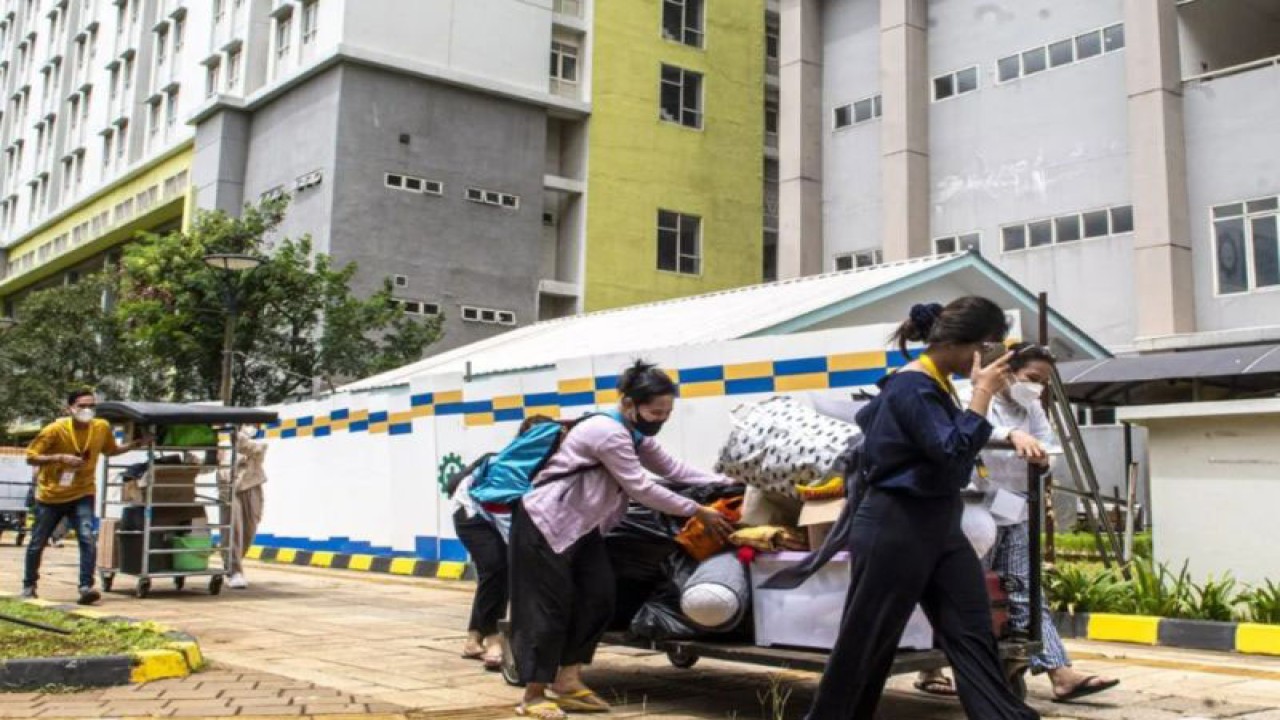 Petugas kesehatan Rumah Sakit Darurat COVID-19 (RSDC) Wisma Atlet Kemayoran membawa barang miliknya saat akan meninggalkan rumah sakit tersebut di Jakarta, Sabtu (31/12/2022). Operasional RSDC Wisma Atlet Kemayoran resmi diberhentikan secara bertahap karena tidak adanya pasien yang dirawat mulai Sabtu (31/12) namun gedung tower 6 masih beroperasi. ANTARA FOTO/Muhammad Adimaja/aww