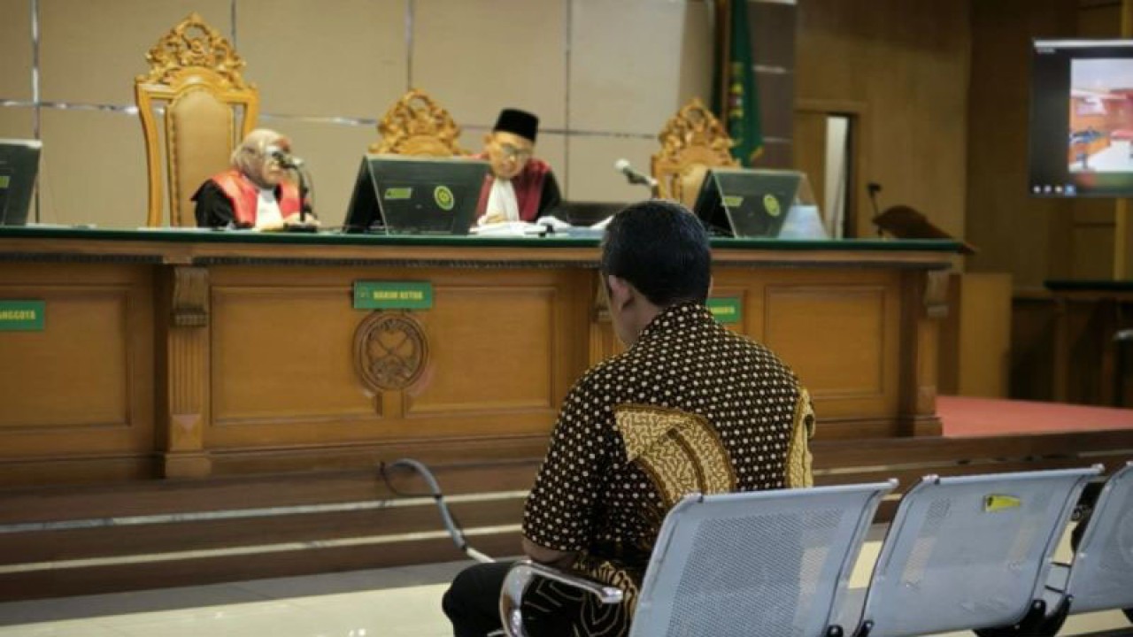 Terdakwa kasus proyek Bandung Smart City, mantan Wali Kota Bandung Yana Mulyana saat mendengarkan vonis hukuman di Pengadilan Negeri Bandung, Rabu (13/12/2023). (ANTARA/Rubby Jovan)