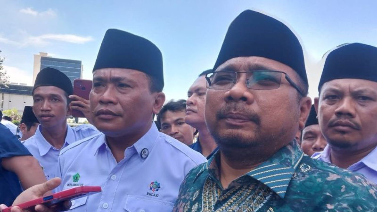 Menteri Agama (Menag) Yaqut Cholil Qoumas (kanan) didampingi Kepala Kantor Wilayah Kementerian Agama Nusa Tenggara Barat Zamroni Aziz (kiri) usai acara pengukuhan Relawan Moderasi Beragama dan Deklarasi Pemilu Damai di lingkungan Kanwil Kementerian Agama di Lapangan Sangkareang, Kota Mataram, Selasa (26/12/2023). ANTARA/Nur Imansyah.