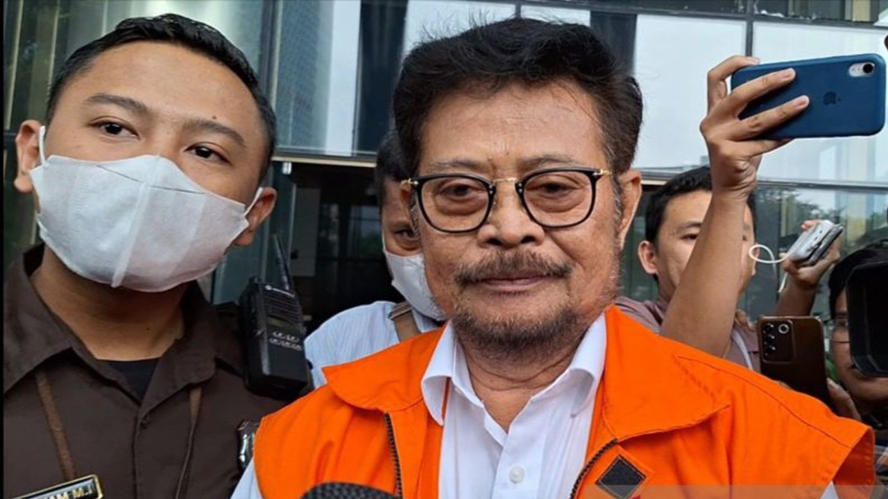 Mantan menteri pertanian Syahrul Yasin Limpo enggan berkomentar soal penetapan Ketua KPK Firli Bahuri sebagai tersangka, usai diperiksa penyidik KPK di Gedung Merah Putih KPK, Jakarta Selatan, Kamis (23/11/2023). ANTARA/Fianda Sjofjan Rassat