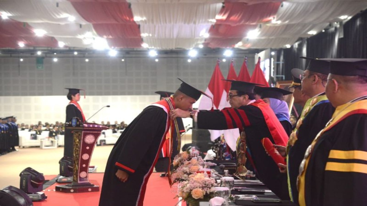 Menteri Hukum dan Hak Asasi Manusia (Menkumham) Yasonna Laoly saat Sidang Senat Terbuka Wisuda Taruna Poltekip dan Poltekim Angkatan LIV dan Angkatan XXII Tahun 2023 di Balai Kartini, diJakarta, Kamis (7/12/2023). ANTARA/HO-Kemenkumham