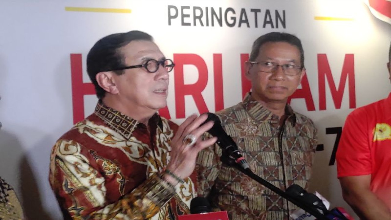 MenkumHAM Yasonna Laoly saat diwawancara awak media di sela acara Hari HAM Sedunia ke-75 di lapangan banteng, Jakarta Pusat pada Minggu (10/12/2023).(ANTARA/Hendri Sukma Indrawan)