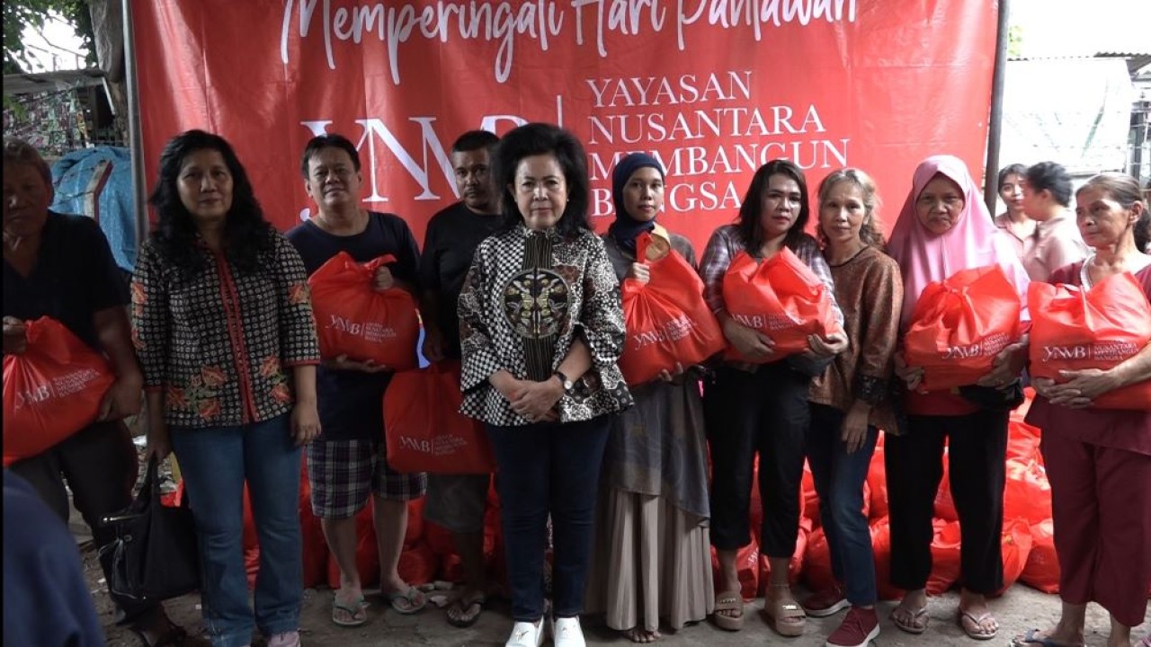 Ketua Umum Yayasan Nusantara Membangun Bangsa, Lince Berliana Tobing membagikan ratusan paket sembako kepada warga Bali Mester, Jatinegara, Jakarta Timur, Jumat (1/12/2023).