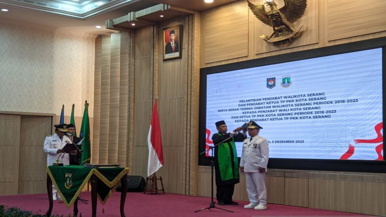 Pj Gubernur Banten Al Muktabar melantik Pj Wali Kota Serang Yedi Rahmat di Pendopo Provinsi Banten, Selasa (5/12/2023). ANTARA/Desi Purnama Sari