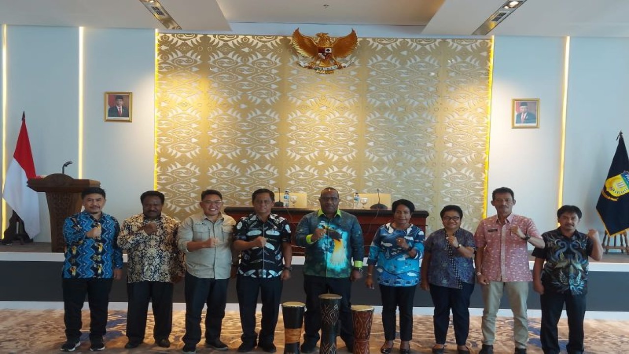 Pelaksana Tugas (Plt) Asisten Sekda Papua bidang Pemerintahan Yohanes Walilo saat membuka kegiatan penyusunan rancangan awal (Ranwal) RPJPD di Kantor Gubernur Papua, Jumat (15/12) (ANTARA/HO- HUMAS Pemprov Papua)