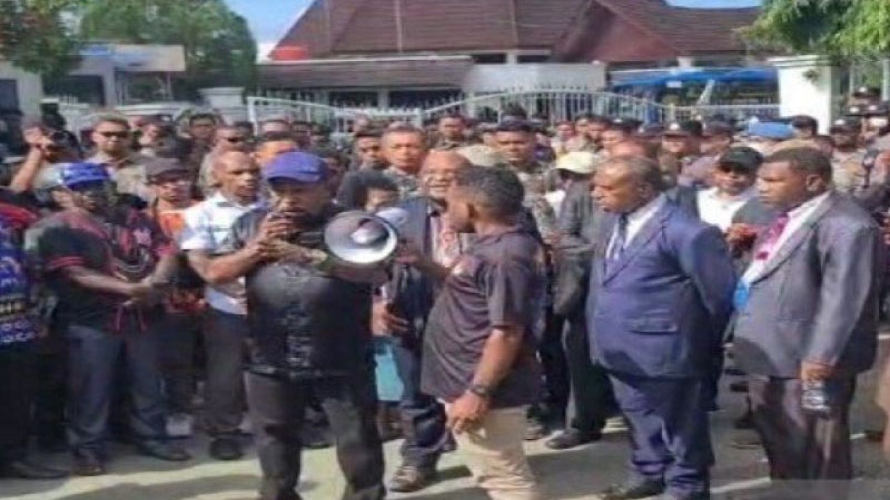 Wakil Ketua DPR Papua Yunus Wonda saat menyampaikan orasi di hadapan ribuan masyarakat dan mahasiswa di Bandara Sentani yang akan mengantarkan jenazah almarhum Lukas Enembe ke STAKIN Sentani dan Koya Tengah, Kota Jayapura pada Kamis (28/12/2023). (ANTARA/Yudhi Efendi)