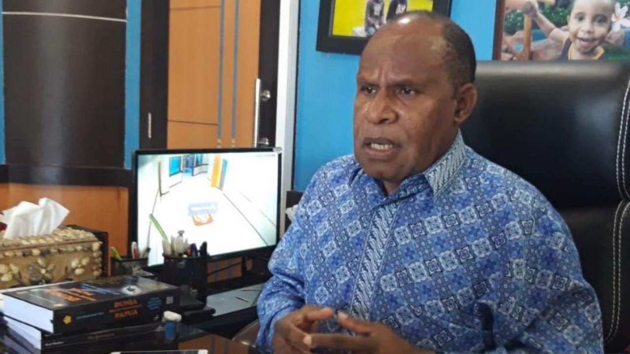 Keluarga almarhum mantan Gubernur Papua Lukas Enembe, Yunus Wonda yang juga Wakil Ketua I DPR Papua Yunus Wonda (ANTARA/Ardiles Leloltery)