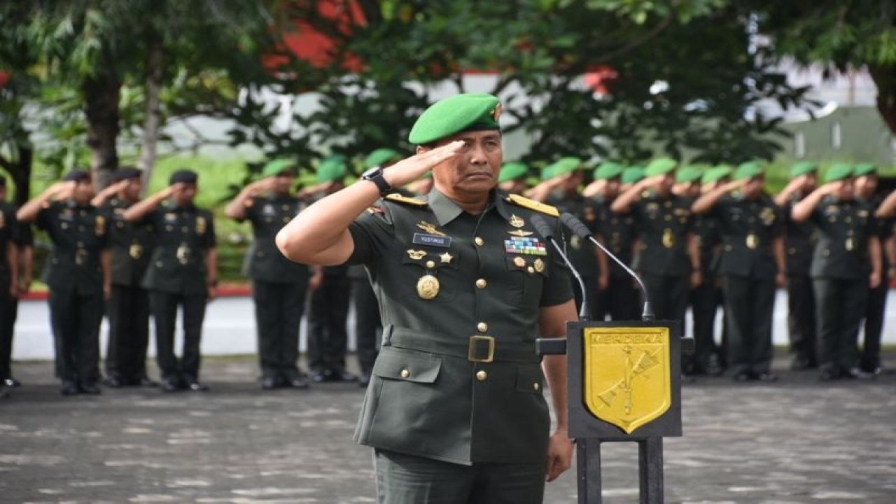Kasdam XIII/Merdeka Brigjen TNI Yustinus Nono Yulianti saat memimpin upacara ziarah di TMP Kairagi dalam memepringati Hari Juang TNI AD. ANTARA/HO-Pendam XIII (1)