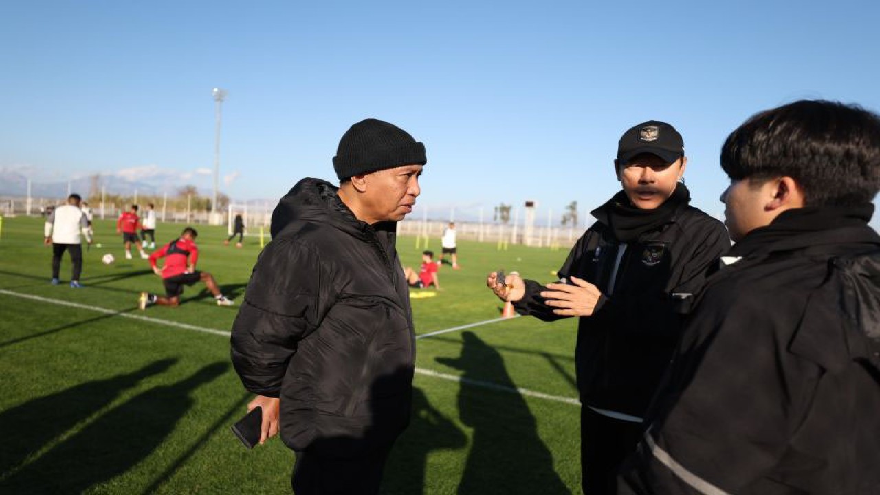 Wakil Ketua Umum PSSI Zainudin Amali (kiri) bersama dengan pelatih timnas Indonesia Shin Tae-Yong (tengah) saat berada di pemusatan latihan (TC) tim nasional Indonesia di Antalaya, Turki, Jumat (25/12/2023). (ANTARA/HO-PSSI)