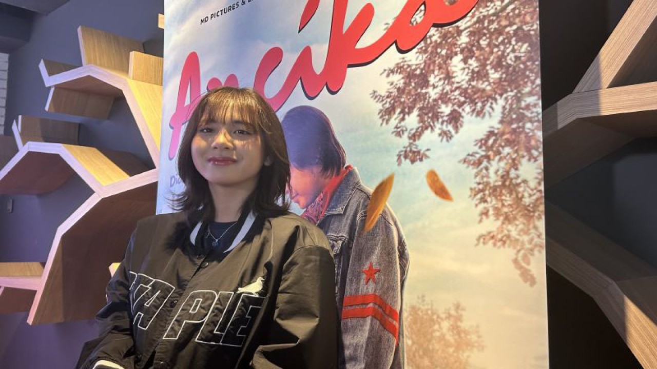 Zee JKT48 saat menghadiri sesi wawancara khusus film "Ancika 1995" di kawasan Setiabudi, Jakarta Selatan, Rabu (27/12/2023). (ANTARA/Vinny Shoffa Salma)