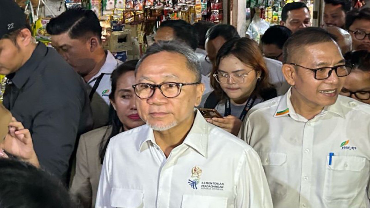 Menteri Perdagangan (Mendag) Zulkifli Hasan saat melakukan tinjauan harga barang bahan pokok di Pasar Johar Baru, Jakarta, Senin (4/12/2023). (ANTARA/Maria Cicilia Galuh)