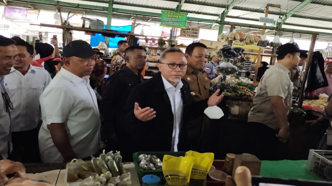 Menteri Perdagangan (Mendag) Zulkifli Hasan saat meninjau harga bahan pokok di Pasar Tradisional Kangkung, Bandarlampung, Selasa (5/12/2023) ANTARA/Ruth Intan Sozometa Kanafi