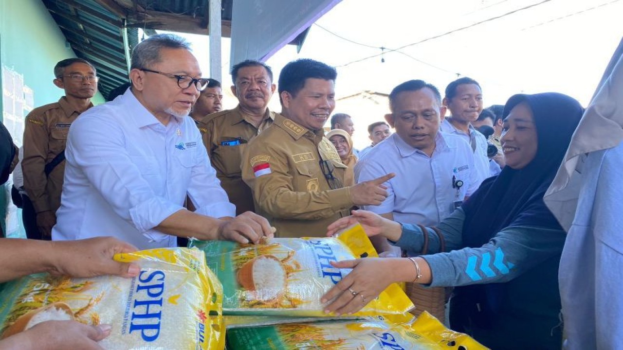 Kunjungan Kerja Mendag RI di Sambas (ANTARA/Imbran)