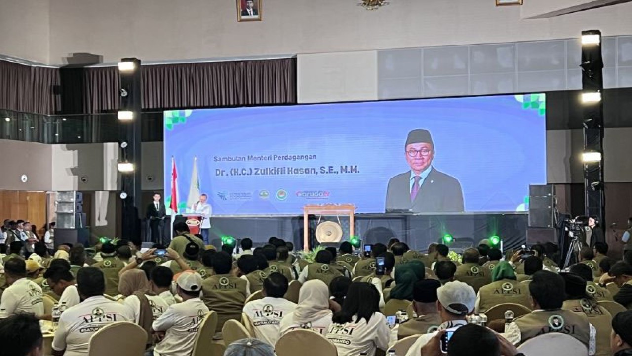 Menteri Perdagangan Zulkifli Hasan saat menghadiri Rakerna Asosiasi Pedagang Pasar Seluruh Indonesia (APPSI) 2023 di Semarang, Selasa (19/12/2023). (ANTARA/Wisnu Adhi)
