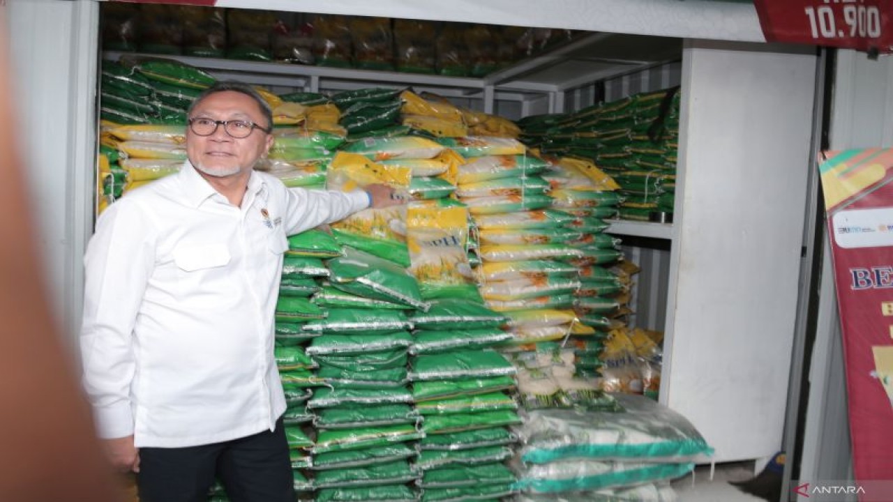 Menteri Perdagangan Zulkifli Hasan meninjau stok beras dan gula di Kios Tim Pengendalian Inflasi Daerah (TPID) saat sidak di Pasar Genteng, Surabaya, Jawa Timur, Senin (4/12/2023). Sidak tersebut guna memantau secara langsung ketersediaan dan perkembangan harga sembako menjelang Natal dan Tahun Baru. ANTARA FOTO/Moch Asim/nym. (ANTARA FOTO/MOCH ASIM)