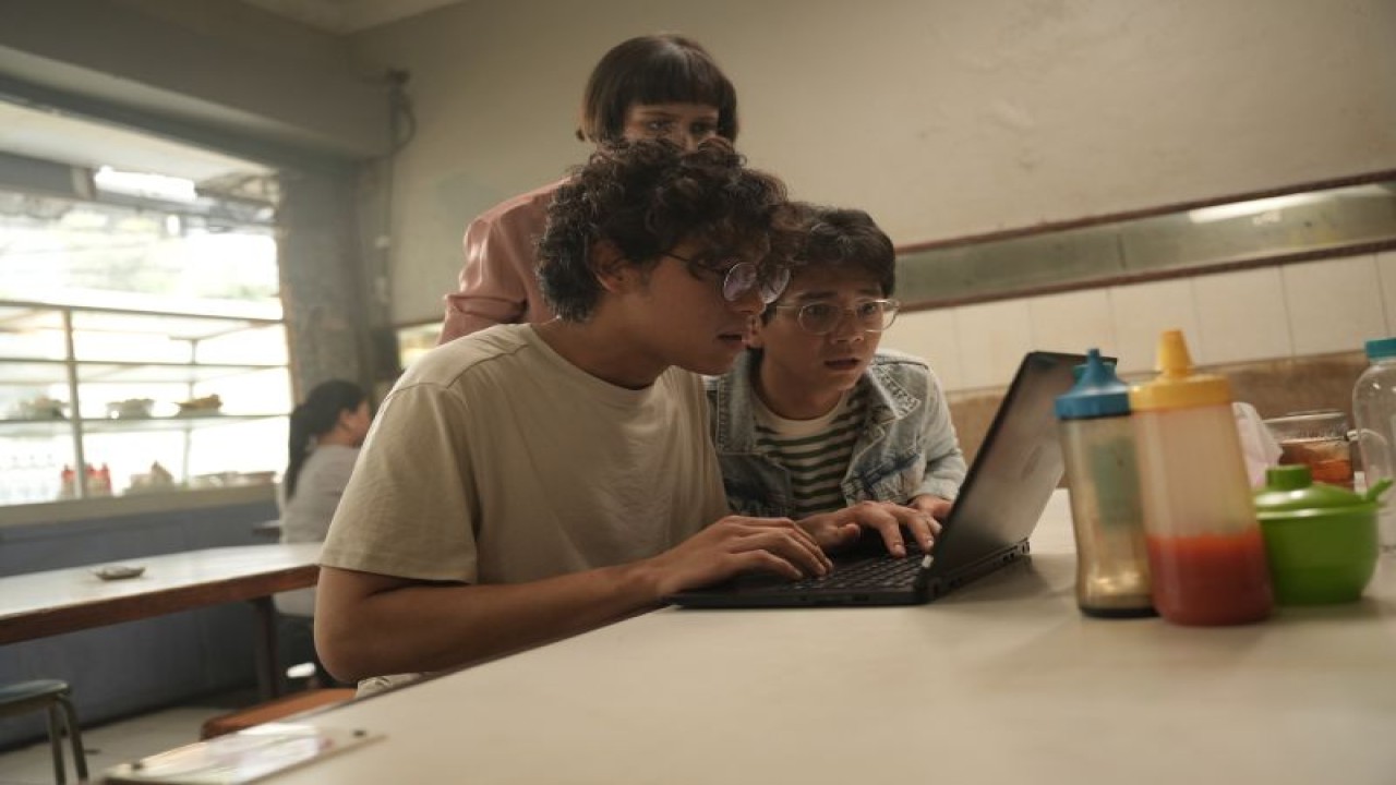 Potongan adegan dari film aksi terbaru "13 Bom di Jakarta" karya Angga Dwimas Sasongko. (ANTARA/HO-Visinema Pictures)