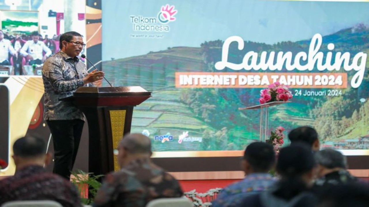 Penjabat Gubernur Jawa Tengah Nana Sudjana saat peluncuran Program Internet Desa 2024 di Jawa Tengah, di Semarang, Rabu (24/1/2024). (ANTARA/HO-Dok Humas Pemprov Jateng)