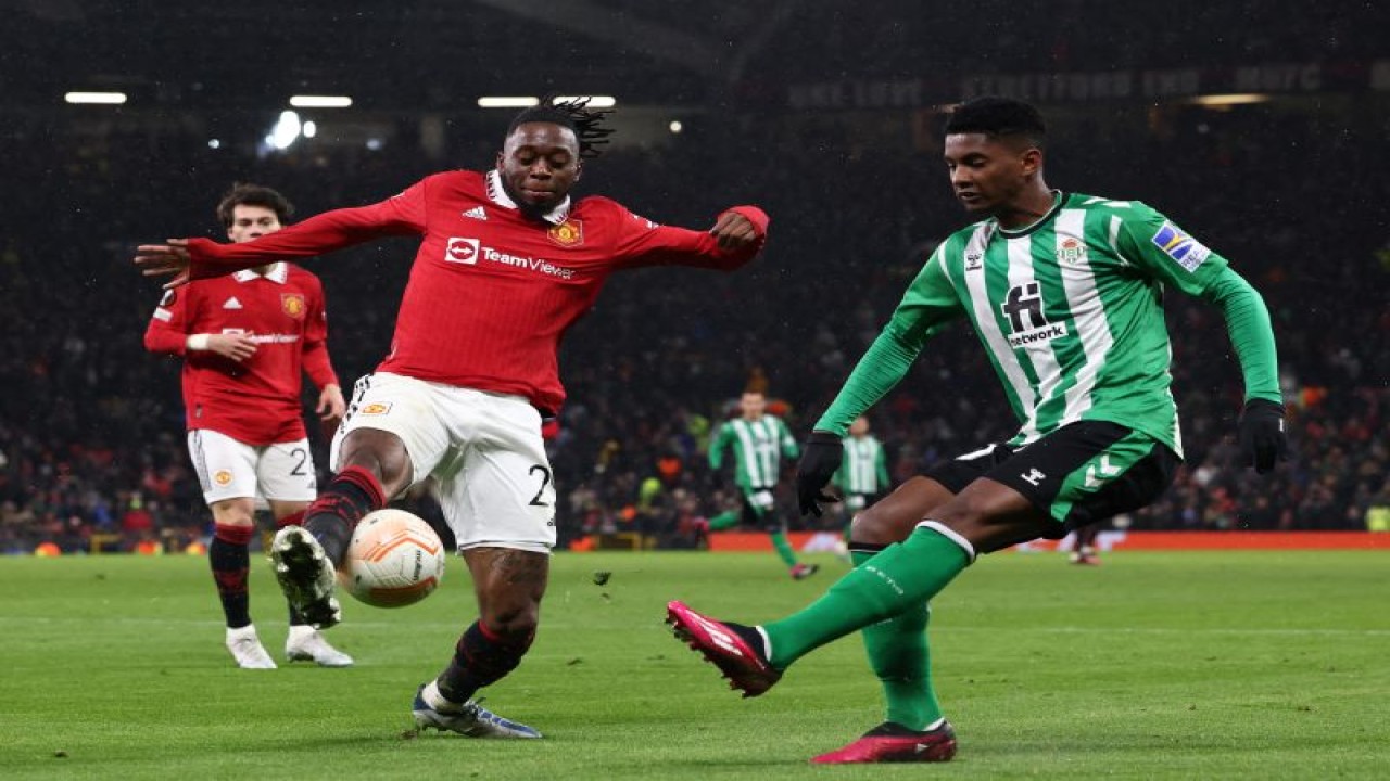 Pemain Manchester United Aaron Wan-Bissaka (kedua dari kiri) saat dihadang pemain Real Betis Abner Vinicius (kanan) di laga babak 16 besar leg pertama Liga Europa di Old Trafford, Manchester, 9 Maret 2023. (AFP/DARREN STAPLES)