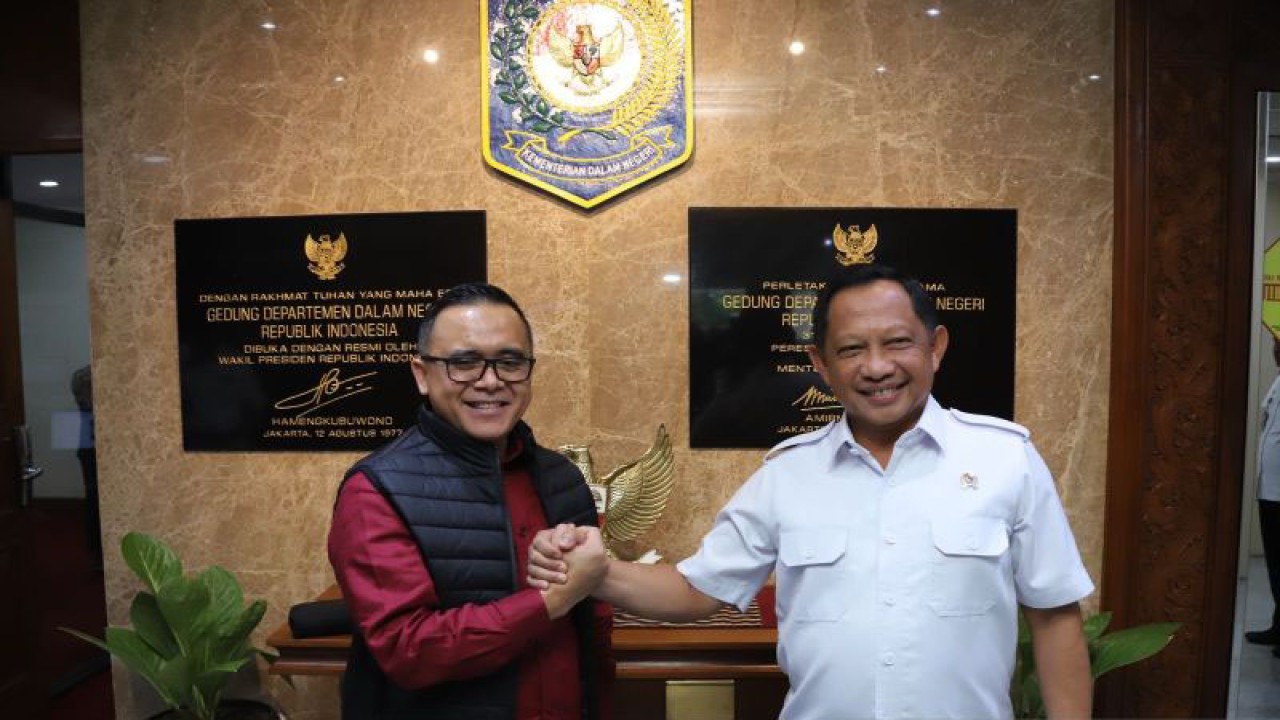 Menpan RB Abdullah Azwar Anas (kiri) bersama Mendagri Tito Karnavian di Kantor Kementerian Dalam Negeri, Jakarta, Rabu (3/1/2024). (ANTARA/HO-Humas Kementerian PANRB)