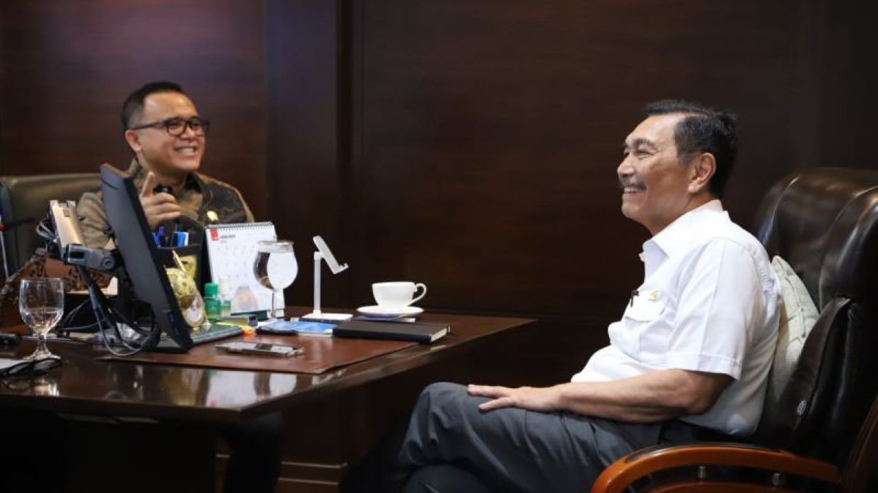 Menteri PANRB Abdullah Azwar Anas (kiri) menemui Menteri Koordinator Bidang Kemaritiman dan Investasi Luhut Binsar Pandjaitan (kanan) di Kantor Kemenko Marves, Jakarta, Kamis (4/1/2024). ANTARA/HO-Humas Kementerian PANRB