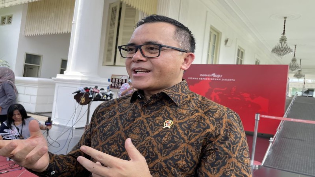 Menteri Pendayagunaan Aparatur Negara dan Reformasi Birokrasi Abdullah Azwar Anas menyampaikan keterangan pers usai mengikuti Sidang Kabinet Paripurna di Istana Negara, Jakarta, Selasa (9/1/2024). (ANTARA/Yashinta Difa)