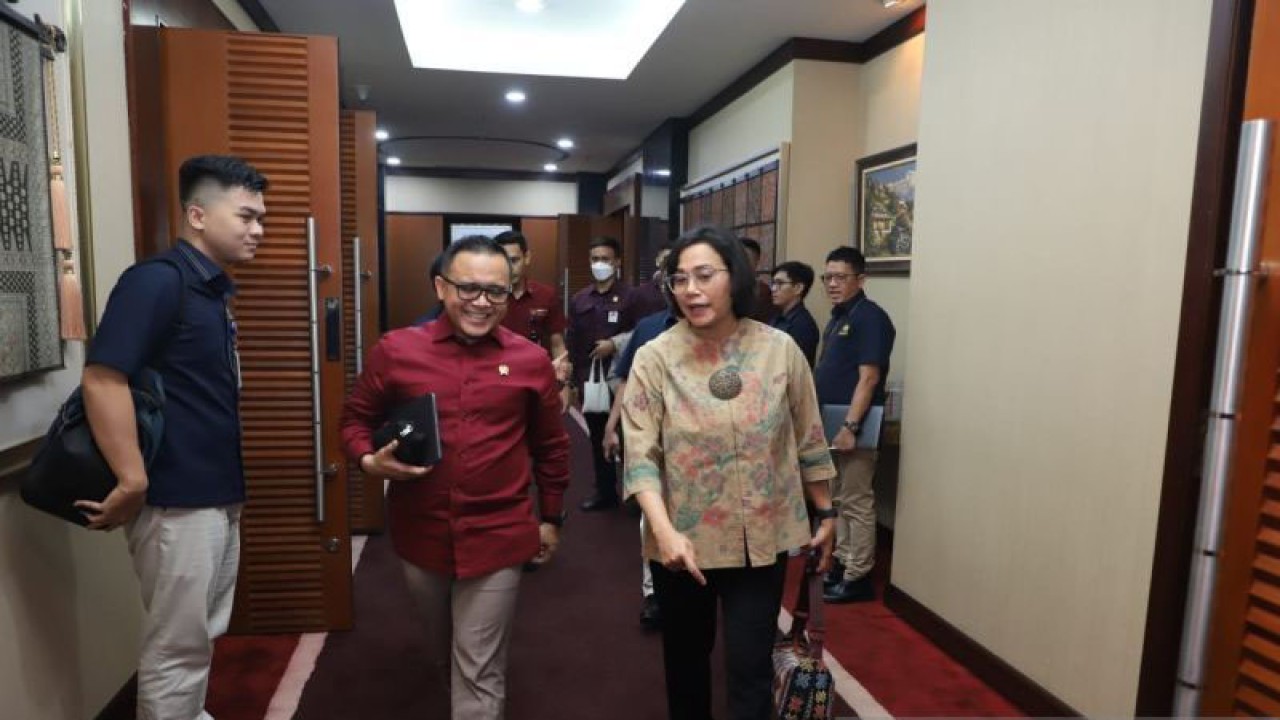 Menteri PANRB Abdullah Azwar Anas (kiri) bersama Menteri Keuangan Sri Mulyani (kanan) di Kantor Kementerian PANRB, Jakarta, Rabu (3/1/2024). ANTARA/HO-Humas Kementerian PANRB.