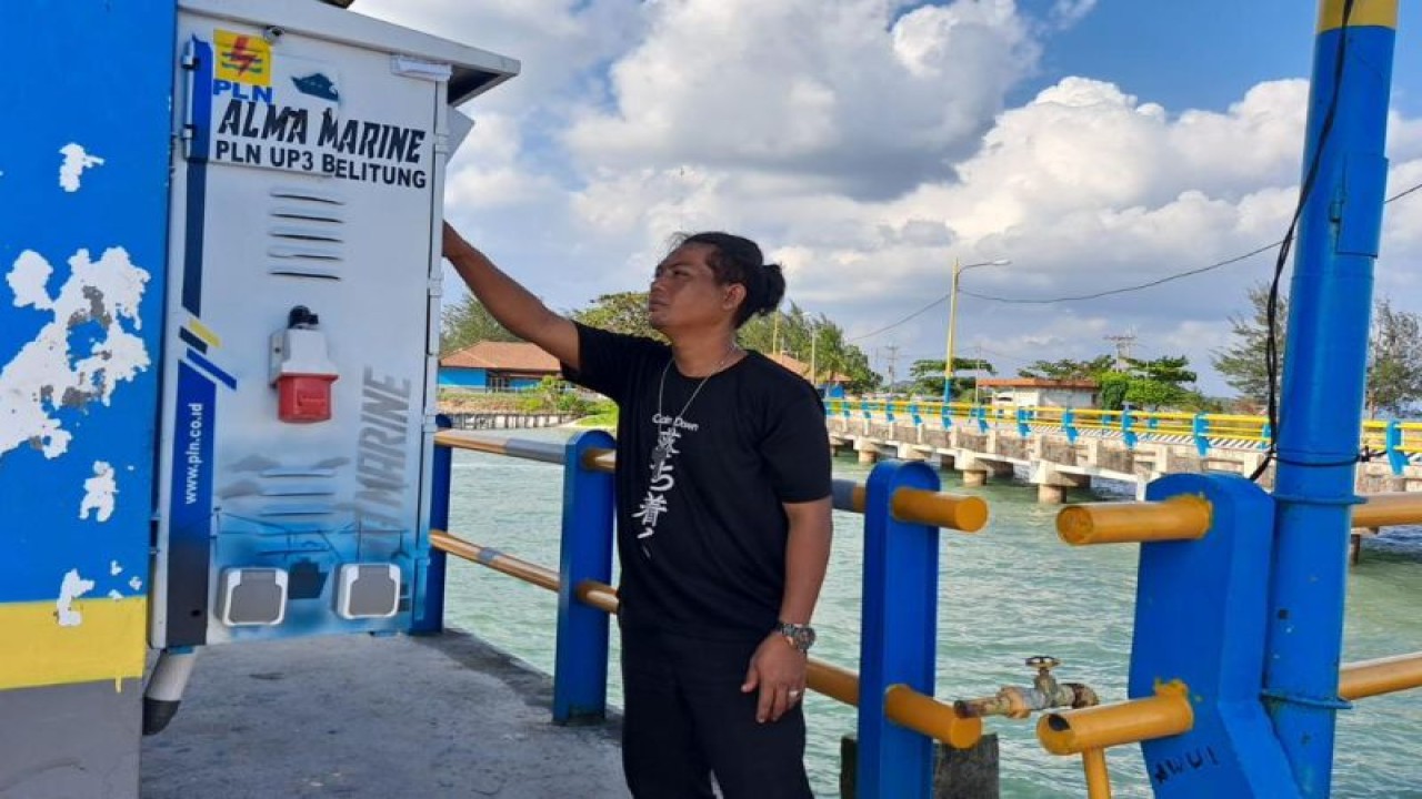 Seorang anak buah kapal (ABK) menggunakan anjungan listrik mandiri (ALMA) untuk keperluan kapal selama bersandar di Dermaga Water Front, Pelabuhan Tanjung Ru, Belitung. ALMA membuat para pelaku usaha perikanan dan perkapalan dapat menghemat biaya operasional karena tidak tergantung lagi dengan BBM untuk mengoperasikan genset saat bersandar. ANTARA/HO-PLN