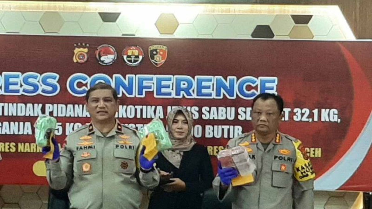 Wakapolda Aceh Brigjen Pol Armia Fahmi memperlihatkan barang bukti narkoba di Mapolda Aceh, Banda Aceh, Senin (15/1/2024). ANTARA/M Haris SA.