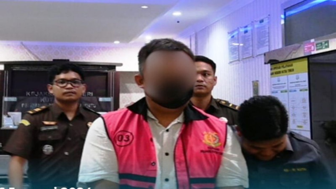 AE, seorang aparatur sipil negara (ASN) di Kutim saat ditahan oleh Kejari Kutim, Selasa (16/1/2024), ANTARA/HO-Kejari Kutim