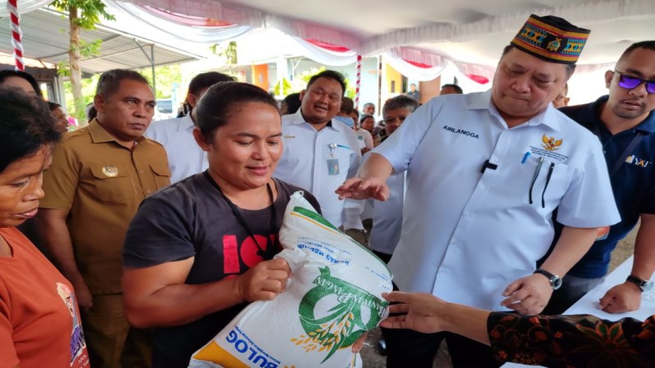 Menteri Koordinator Bidang Perekonomian Airlangga Hartarto saat memantau pemberian bantuan pangan beras bagi KPM di Labuan Bajo, Kabupaten Manggarai Barat, Provinsi NTT, Senin (15/1/2024). (ANTARA/HO-Gecio Viana)
