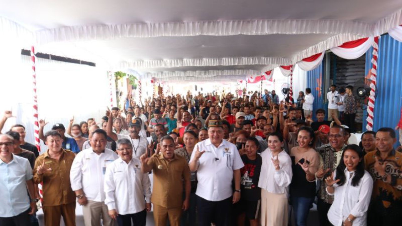 Foto bersama usai Temu Wicara Menteri Koordinator Bidang Perekonomian Airlangga Hartarto bersama penerima bantuan pangan CBP di wilayah Desa Batu Cermin, Kecamatan Komodo, Kabupaten Manggarai Barat, Provinsi NTT, Senin (15/1/2024). ANTARA/HO-Gecio Viana.