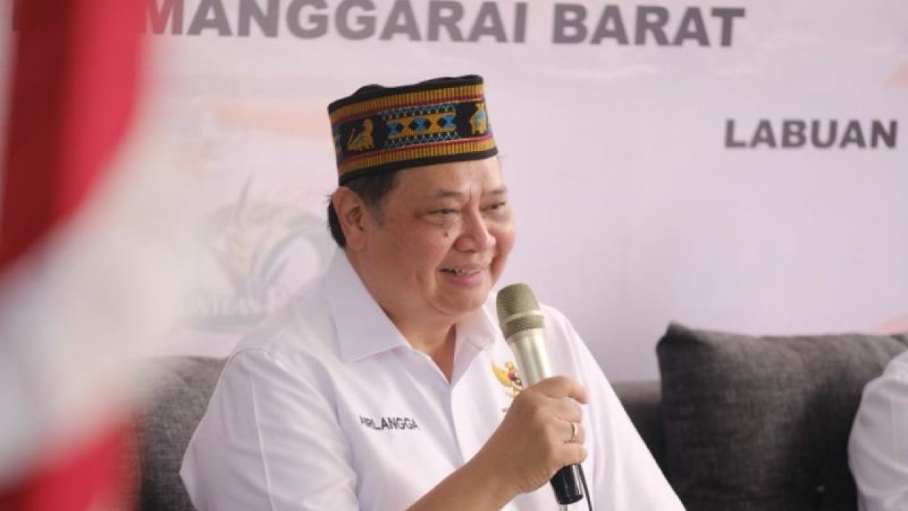 Menteri Koordinator Bidang Perekonomian Airlangga Hartarto saat meninjau penyaluran bantuan pangan di Desa Batu Cermin, Kabupaten Manggarai Barat, Provinsi Nusa Tenggara Timur (NTT), Senin (15/1/2024) (ANTARA/HO-Kemenko Perekonomian)