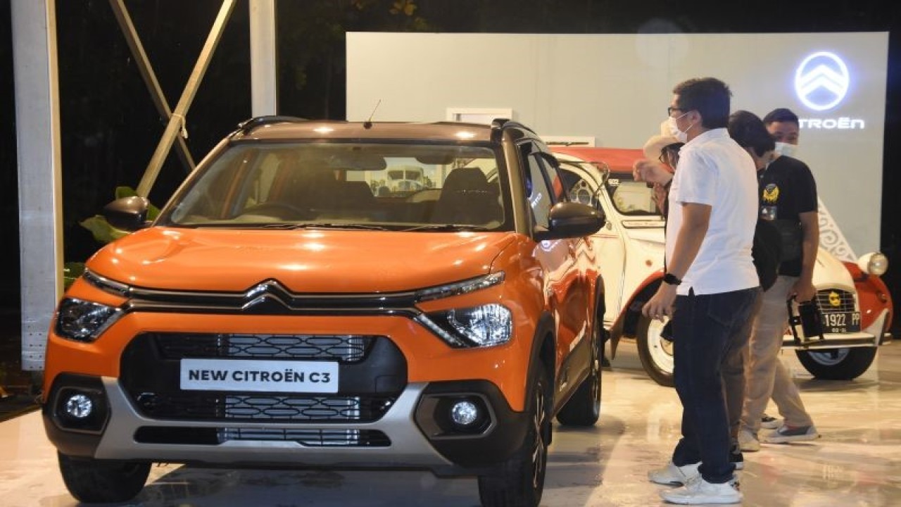 Pengunjung melihat produk baru Citroen saat peluncuran merek tersebut di Jakarta, Selasa (4/10/2022). PT Indomobil Wahana Trada yang merupakan anak perusahaan Indomobil Group bekerja sama dengan Stellantis memperkenalkan merek Citroen ke pasar Indonesia pada 2023 dengan kemitraan meliputi pengembangan merek, penjualan, dan purna jual mobil Citroen. ANTARA FOTO/Indrianto Eko Suwarso/tom.