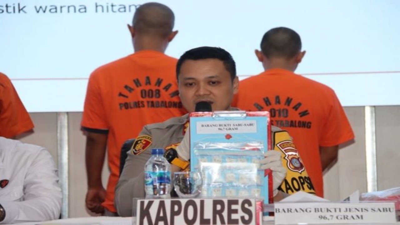 Kapolres Tabalong AKBP Anib Bastian saat gelar jumpa pers terkait pengungkapan tiga perkara narkoba dan satu kasus penganiayaan beberapa hari lalu. (ANTARA/HO-Polres Tabalong)