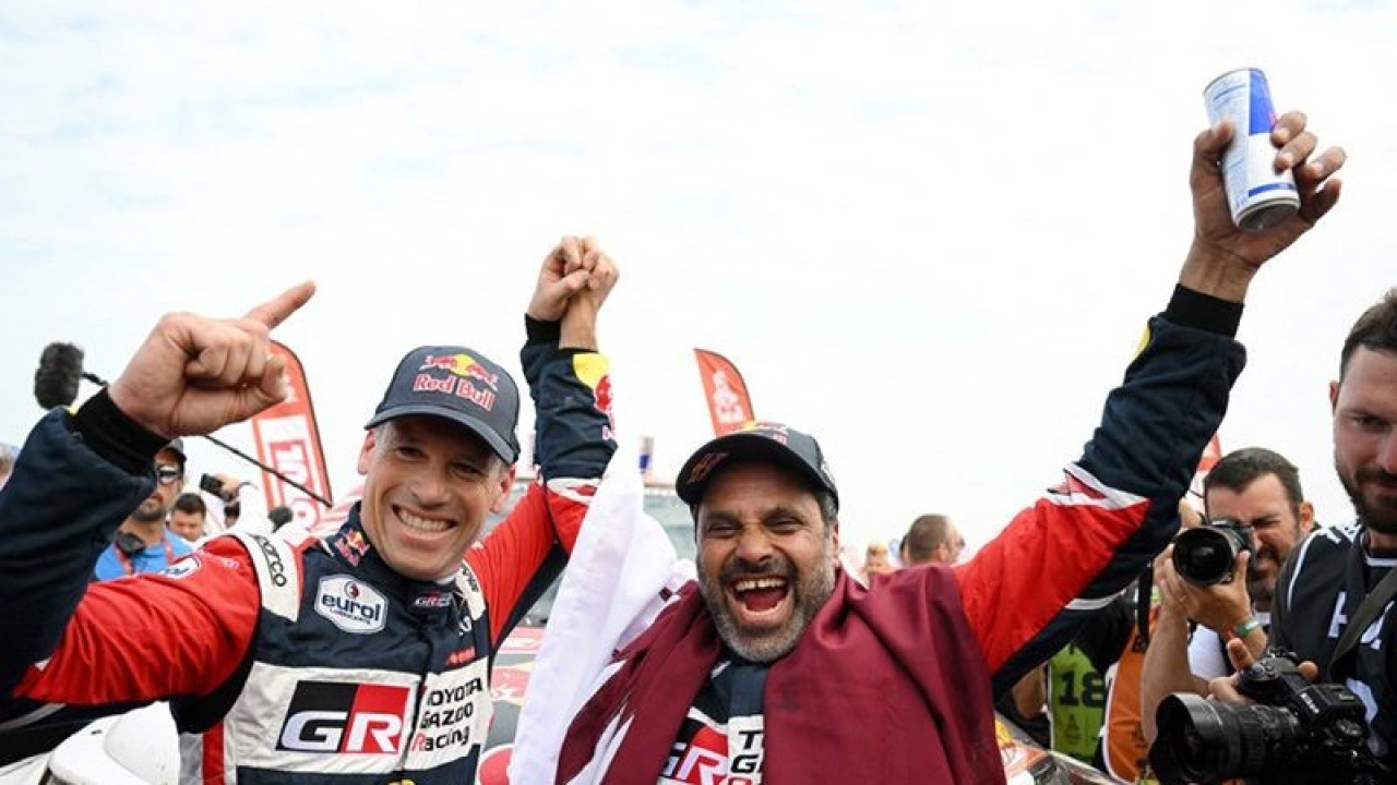 Pebalap Toyota Nasser Al-Attiyah dan co-pilot Mathieu Baumel melakukan selebrasi setelah menjuarai Reli Dakar 2023 pada etape terakhir di Dammam, Arab Saudi (15/1/2022). ANTARA/AFP/Franck Fife/aa. (AFP/FRANCK FIFE)