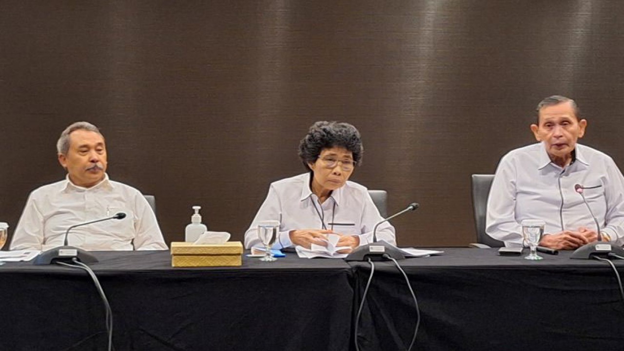 Anggota Dewas Pengawas KPK Albertina Ho (tengah) berikan keterangan dalam konferensi pers Laporan Kinerja Dewan Pengawas KPK Tahun 2023 di Gedung Pusat Edukasi Antikorupsi KPK, Jakarta Selatan, Senin (15/1/2024). ANTARA/Fianda Sjofjan Rassat