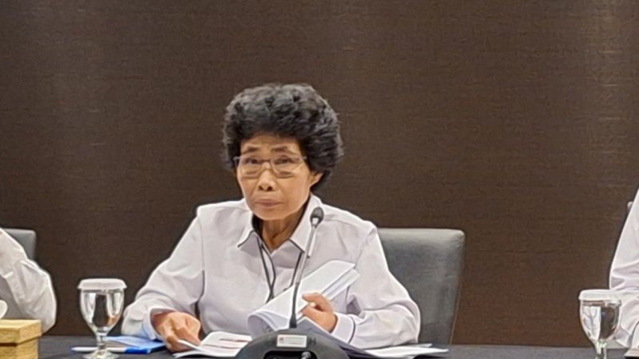 Anggota Dewas Pengawas KPK Albertina Ho (tengah) berikan keterangan dalam konferensi pers Laporan Kinerja Dewan Pengawas KPK Tahun 2023 di Gedung Pusat Edukasi Antikorupsi KPK, Jakarta Selatan, Senin (15/1/2024). ANTARA/Fianda Sjofjan Rassat
