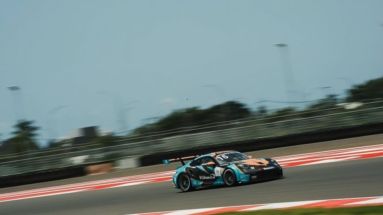 Pebalap Citadel Racing Team, Aldio Oekon saat menjalani gelaran seri kedua Porsche Sprint Challange yang berlangsung di Sirkuit Pertamina Mandalika Internasional, Lombok, Nusa Tenggara Barat, Minggu (28/01/2024). (ANTARA/HO-Porsche Sprint Challange)