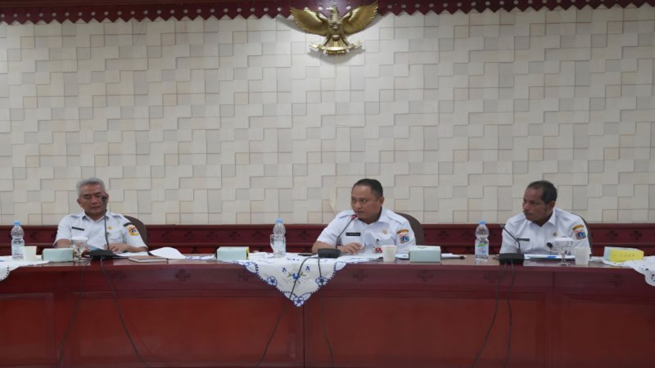 Sekretaris Kota (Sekko) Jakarta Selatan, Ali Murtadho (tengah) saat memimpin Rapat Pimpinan atau Rapat Koordinasi Wilayah Tingkat Kota Administrasi Jakarta Selatan di Kantor Wali Kota Administrasi Jakarta Selatan, Rabu (17/1/2024). ANTARA/HO-Suku Dinas Kominfotik Jakarta Selatan