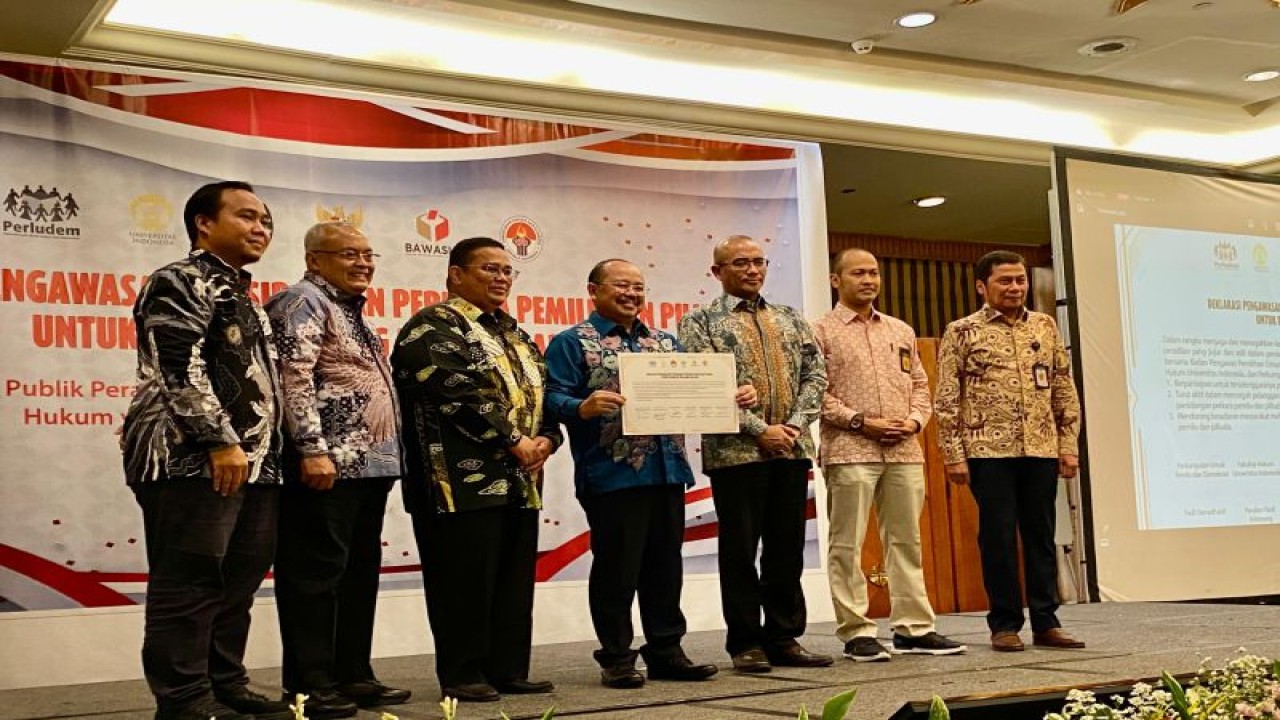 Ketua Komisi Yudisial (KY) Amzulian Rifai (tengah) menunjukkan dokumen deklarasi pengawasan persidangan perkara pemilu dan pilkada untuk peradilan yang jujur dan adil, didampingi oleh Ketua KPU RI Hasyim Asy’ari (tiga kanan), Ketua Bawaslu RI Rahmat Bagja (tiga kiri), Dekan Fakultas Hukum Universitas Indonesia Parulian Paidi Aritonang (dua kanan), Manajer Program Perludem Fadli Ramadhanil (kiri), dan Sekretaris Kemenpora Gunawan Suswantoro (dua kiri) di Jakarta, Rabu (17/1/2024). (ANTARA/Fath Putra Mulya)