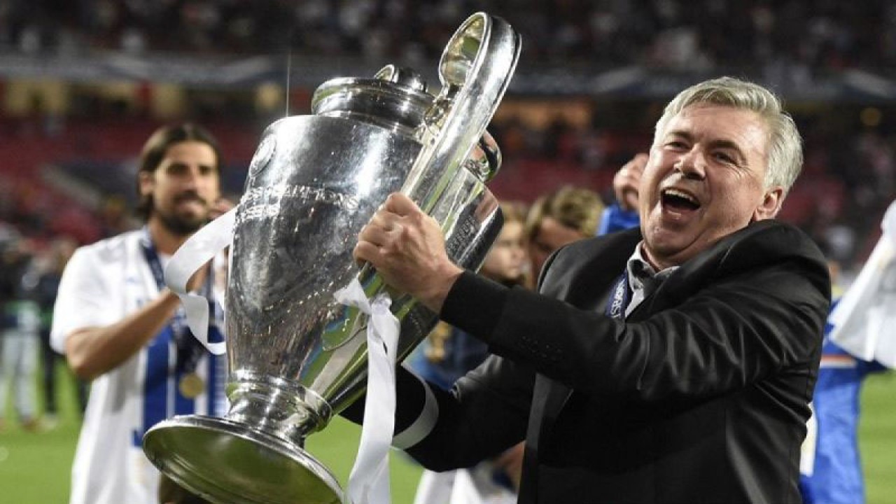 Arsip - Carlo Ancelotti mengangkat trofi Liga Champions saat ia menjuarainya bersama Real Madrid untuk musim 2013/14 di Stadion da Luz, Lisabon, Portugal, pada 24 Mei 2014. (ANTARA/AFP/Franck Fife)