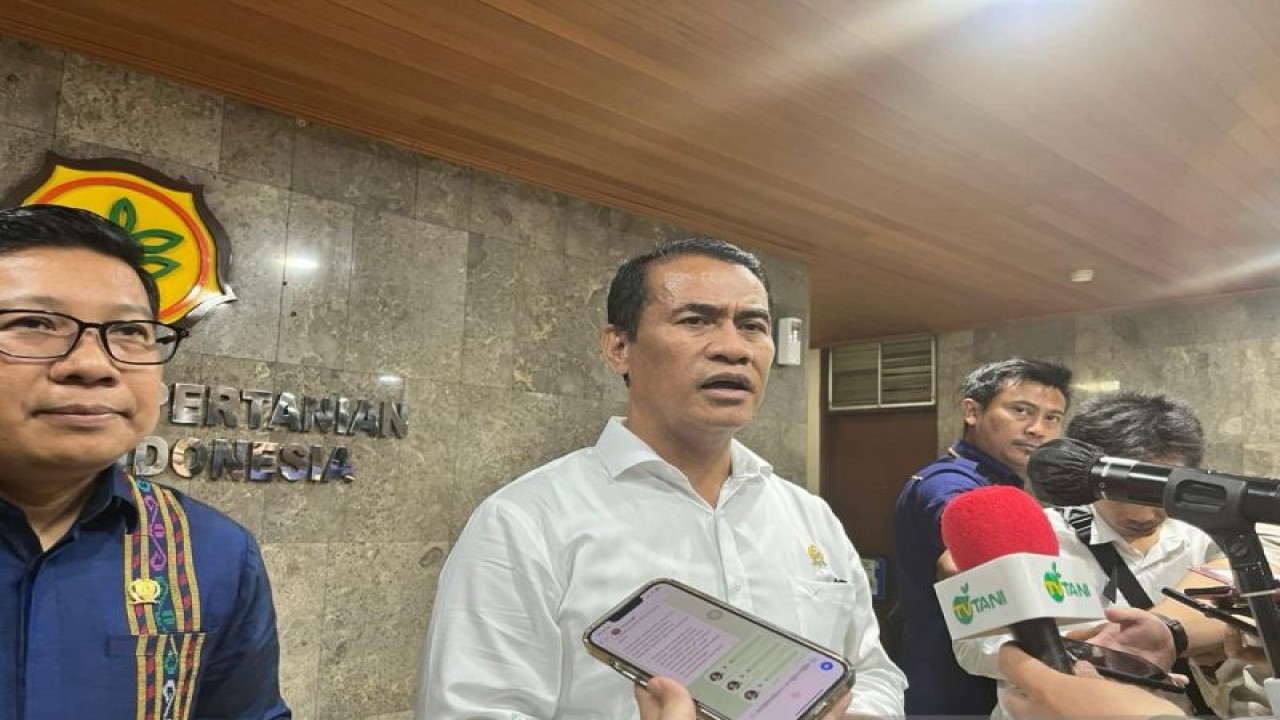 Menteri Pertanian (Mentan) Andi Amran Sulaiman saat konferensi pers di Gedung Kementerian Pertanian, Jakarta, Rabu (17/1/2023). ANTARA/Kuntum Riswan.