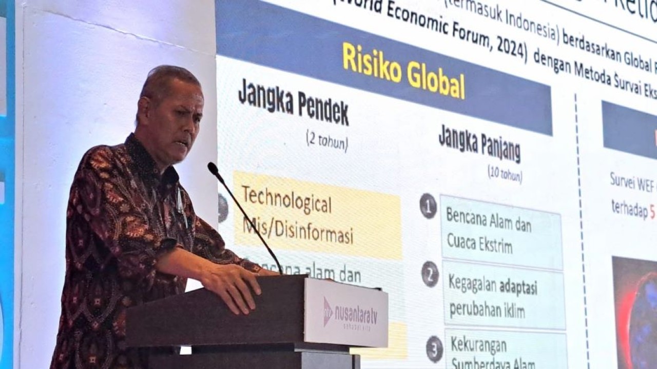 Ketua Departemen Ekonomika dan Bisnis Sekolah Vokasi Universitas Gadjah Mada (UGM), Anggito Abimanyu saat menjadi narasumber "Nusantara Economic Oulook Conference (NEO) 2024" bertajuk "Optimism for Indonesia Economy 2024", di East Java Ballroom, Hotel Westin Jakarta, Selasa (23/1/2024).
